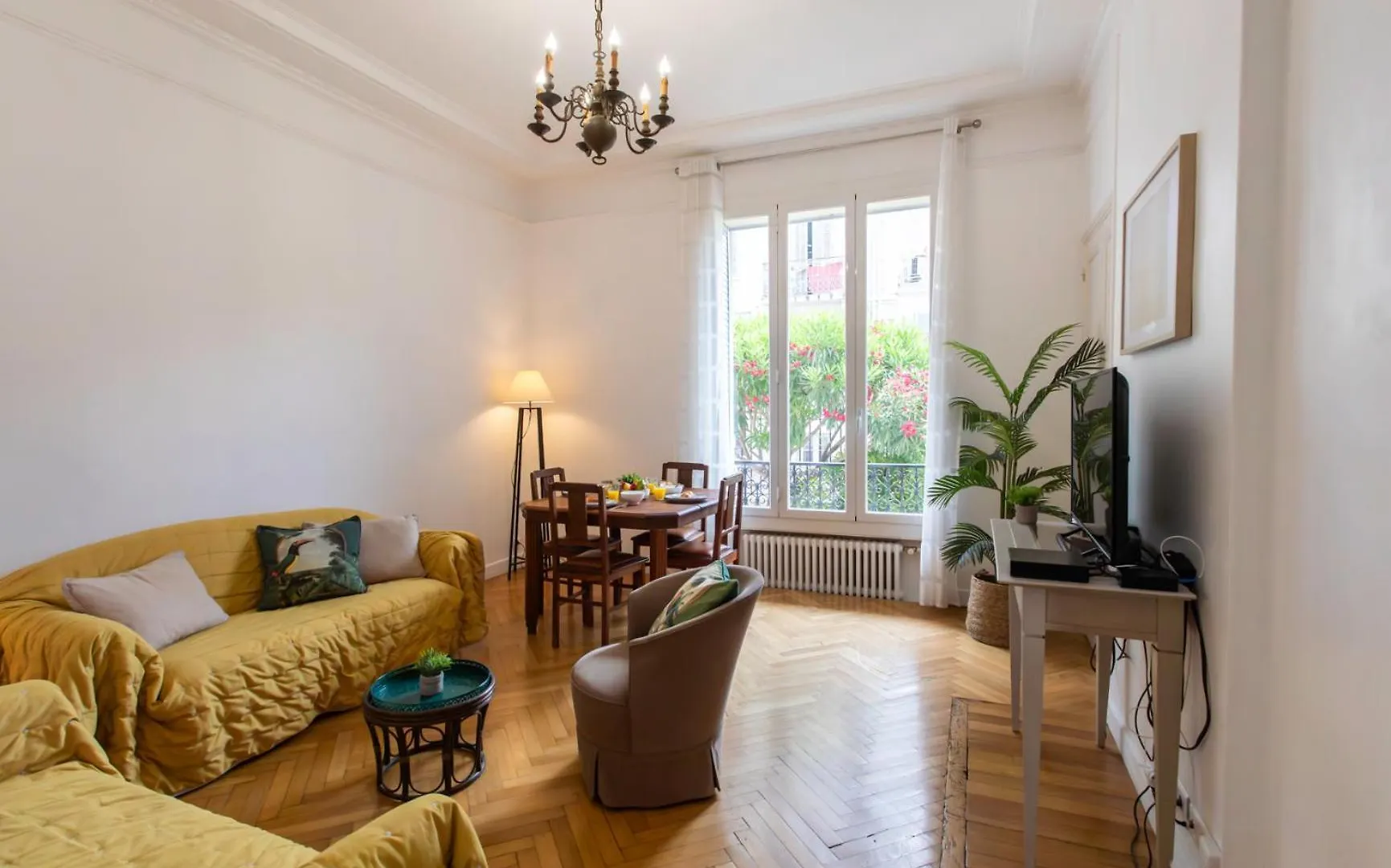 Apartment Cannes Holidays - Charmant, Authentique, 3 Chambres, Calme, Palais & Plage France